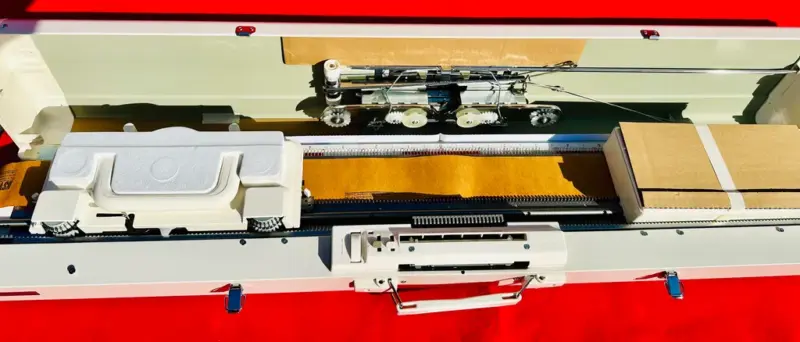 ca029ef7032fff956823788efe68e37a.webp Silver-Reed SK-280 + SRP-60N Strickmaschinen-Komplettset mit deutscher und englischer Anleitung