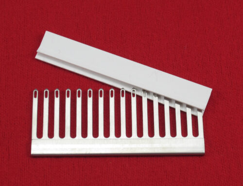Deckerkamm 5,0 mm – 16 Maschen mit Kappe – Hauptansicht Deckerkamm 5,0 mm – 16 Maschen mit Kappe – Hauptansicht
